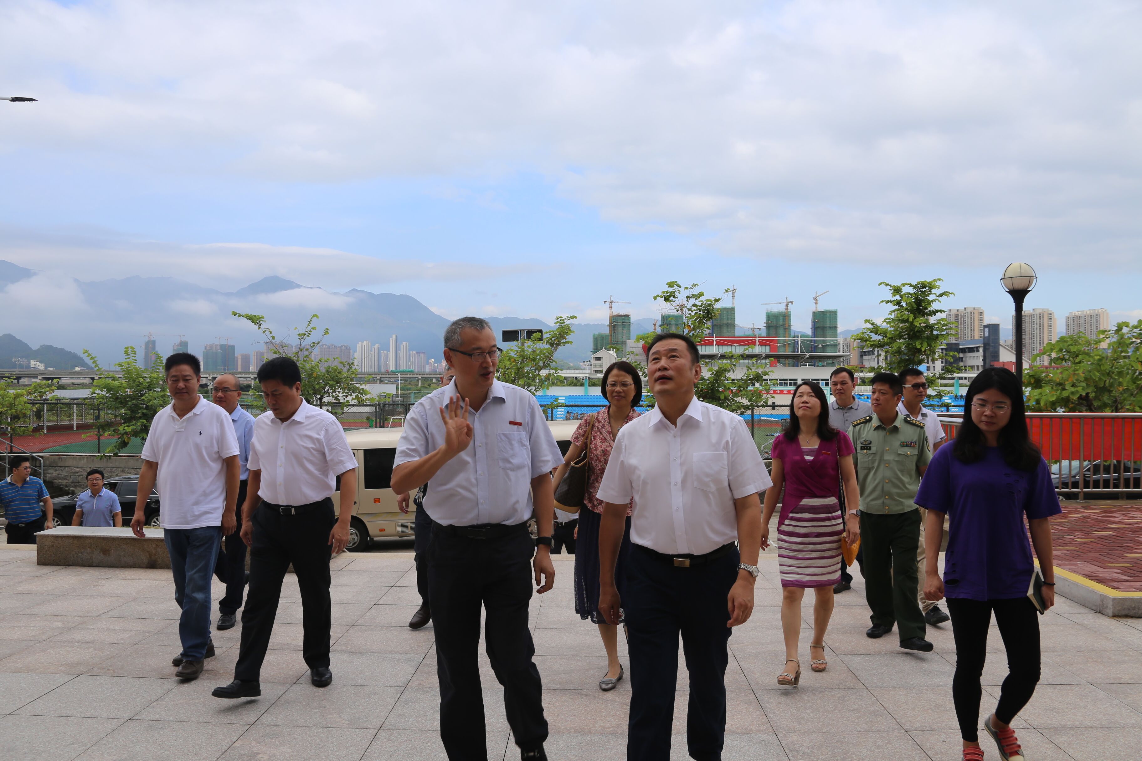 市长梁伟新来校督查节前安全工作