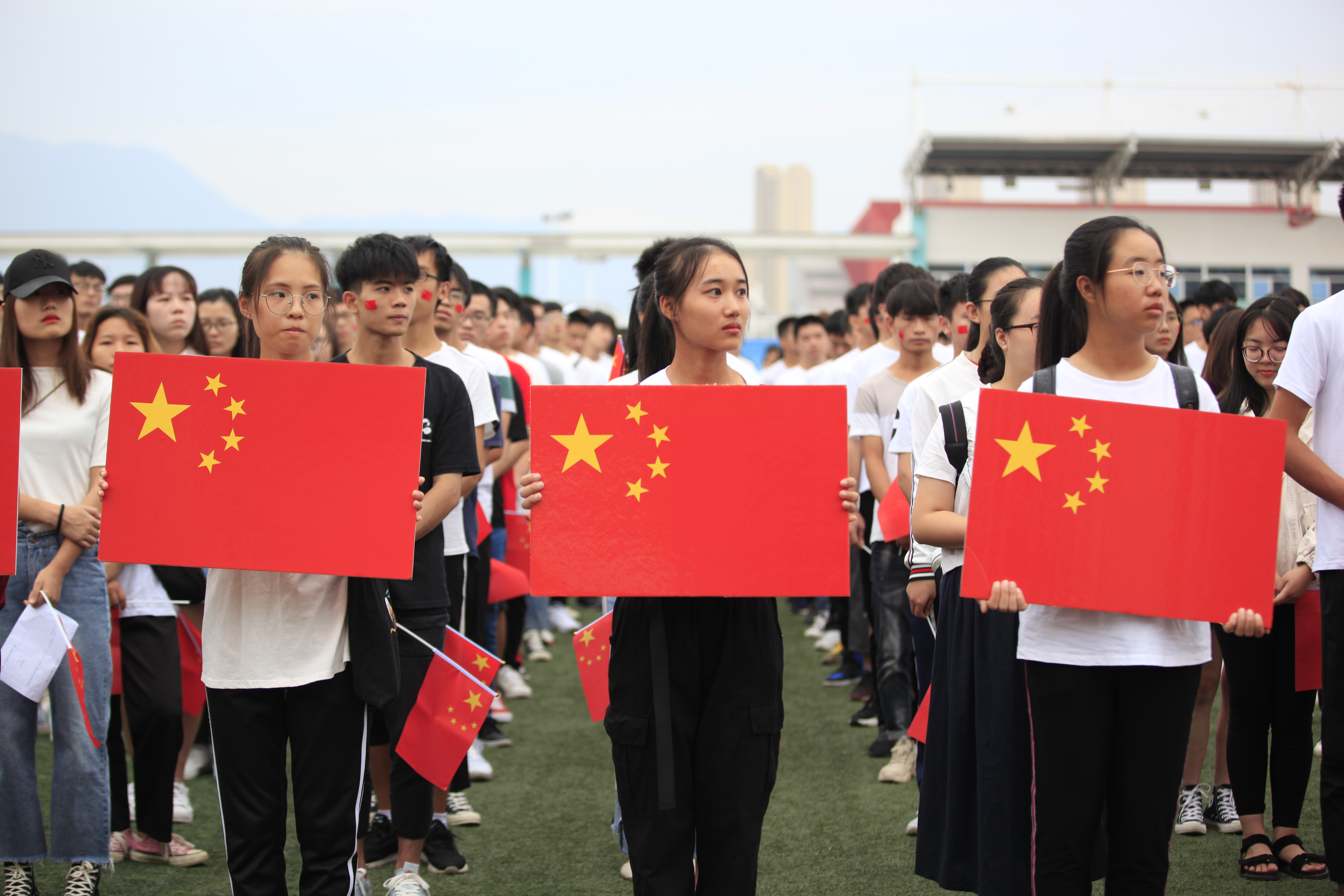 万名师生升国旗唱国歌 庆祝新中国成立70周年